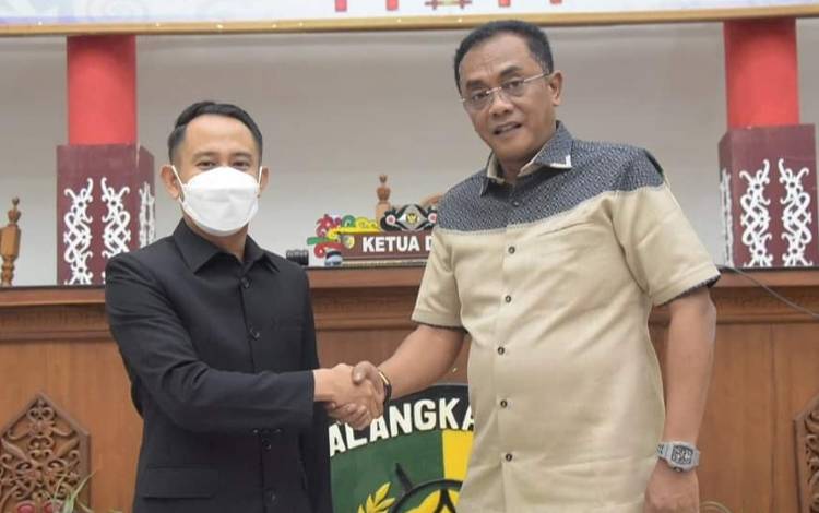 Wali Kota Palangka Raya, Fairid Naparin berjabat tangan dengan Ketua DPRD Palangka Raya Sigiy K Yunianto. (FOTO: HUMAS PEMKO)