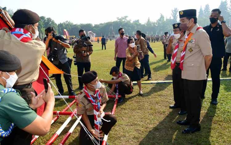 Presiden Joko Widodo saat meninjau langsung kegiatan Jambore Nasional XI di Bumi Perkemahan dan Graha Wisata Pramuka, Cibubur, Jakarta, Jumat (19/8/2022). ANTARA/HO-Biro Pers Sekretariat Presiden.