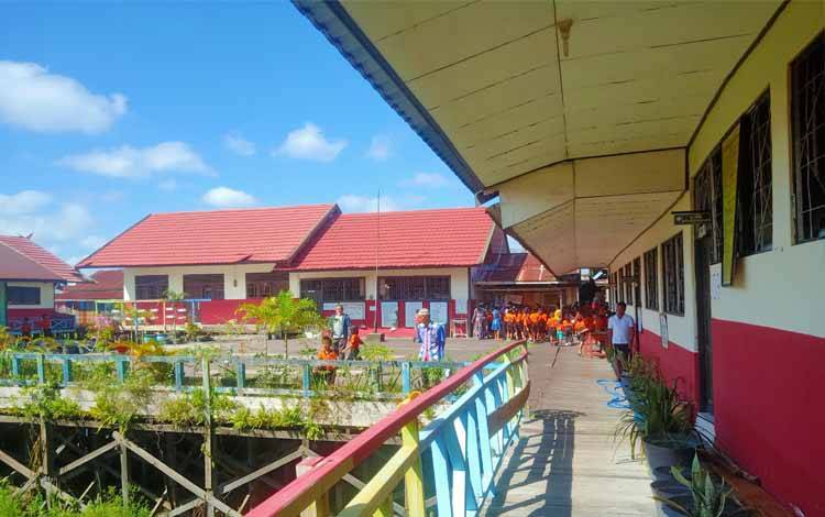 Para orang tua dan murid SDN 14 Palangka Jalan Mendawai Komplek Sosial menyatakan sikap menolak sekolah di tempat itu ditutup, Jumat 19 Agustus 2022. (FOTO : PARLIN TAMBUNAN).
