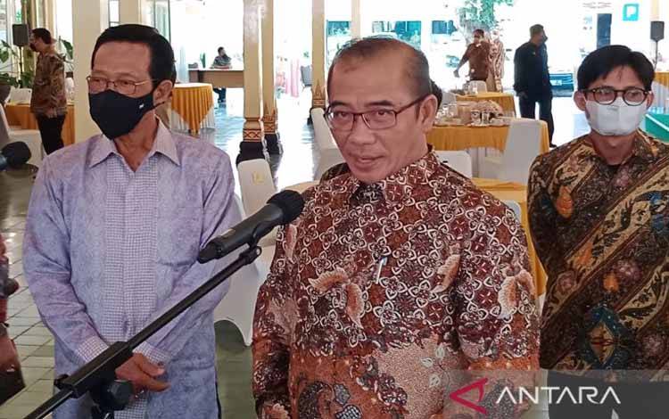 Ketua Komisi Pemilihan Umum RI Hasyim Asy'ari dan Gubernur DIY Sri Sultan Hamengkubuwana X (kiri) di Bangsal Kepatihan, Yogyakarta, Jumat (19/8/2022). (ANTARA/Luqman Hakim)