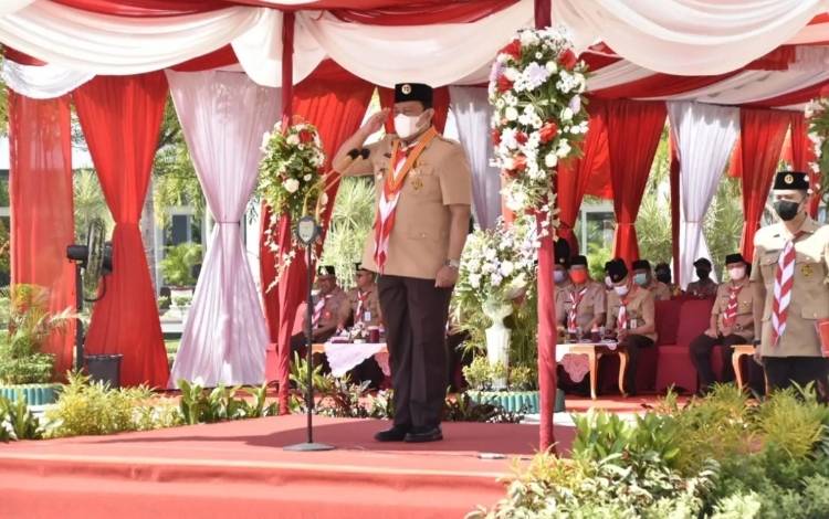 Wakil Gubernur Kalteng, Edy Pratowo saat memimpin apel besar peringatan hari pramuka yang ke-61 tingkat Provinsi Kalteng, Jumat, 19 Agustus 2022. (FOTO: MMC KALTENG)