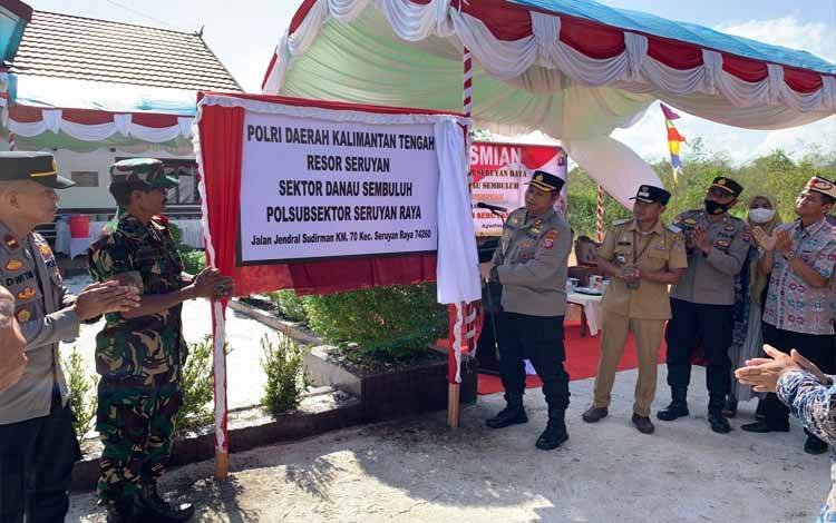 Kapolres Seruyan AKBP Gatot Istanto membuka selubung papan nama tanda diresmikan Polsubsektor Seruyan Raya (Foto : Polres Seruyan)