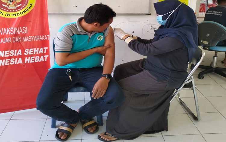 Tenaga kesehatan di Puskesmas Telaga Pulang, Kabupaten Seruyan mulai di suntik vaksin Covid-19 booster kedua (Foto : Puskesmas Telaga Pulang)