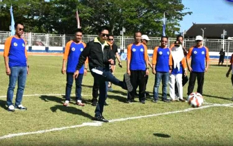 Bupati Barito Utara, H Nadalsyah saat melakukan tendangan pertama tanda dimulainya festival sepakbola U11 dan U13 se DAS Barito, di lapangan sepakbola Swakarya Muara Teweh, Jumat, 19 Agustus 2022. (Foto: Dhani)