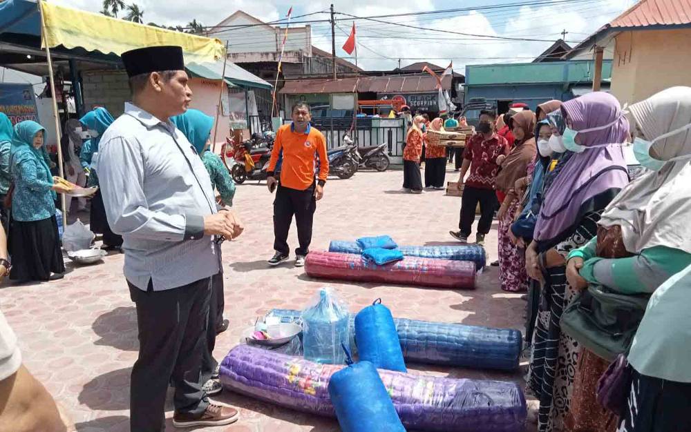 Pj Bupati Kobar Anang Dirjo saat menyerahkan bantuan perabotan pada korban kebakaran, di Jalan Berunai, Kelurahan Baru. (FOTO : ISTIMEWA)