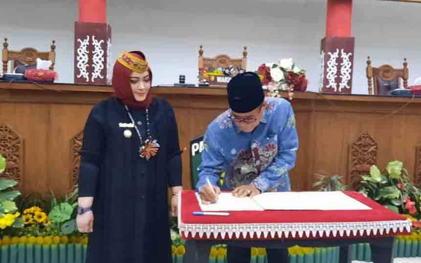 Wakil Ketua II DPRD, Basirun B Sahepar bersama Wakil Wali Kota Palangka Raya, Umi Mastikah menandatangani nota persetujuan. (FOTO: HENDRI)