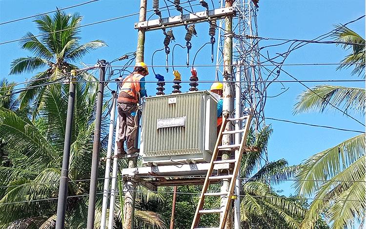 Petugas PT PLN (Persero) Tamiang Layang melakukan pemeliharaan jaringan listrik. PLN berkomitmen mendukung suksesnya Festival Budaya Nansarunai Jajaka 2022. (FOTO: BOLE MALO)