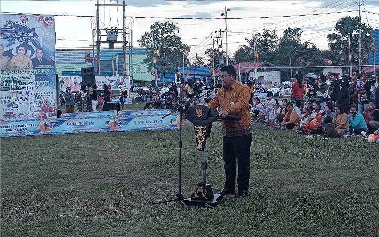 Staf Ahli Bupati bidang Politik, Hukum dan Pemerintahan Aprianto mewakili Bupati Gunung Mas Jaya S Monong saat menutup kegiatan turnamen bola voli PBVSI Cup 2022 yang dilaksanakan di Lapangan Isen Mulang pada Jumat 19 Agustus 2022. (FOTO: RISKA YULYANA)
