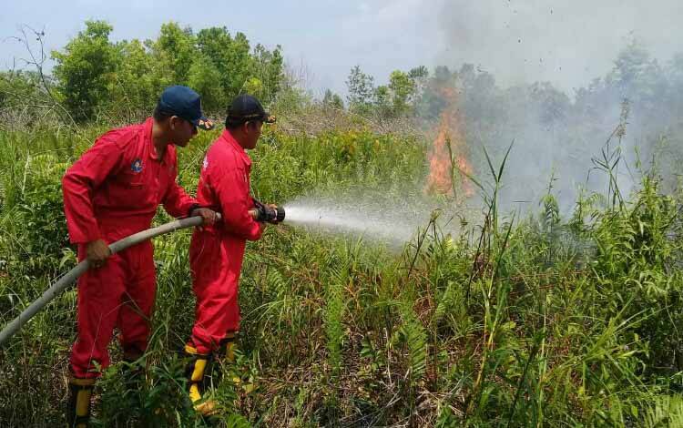 Tim pencegahan kebakaran Hutan dan Lahan saat memadamkan kebakaran lahan di wilayah Jalan Lingkar Luar. (Agus Fataroni M)