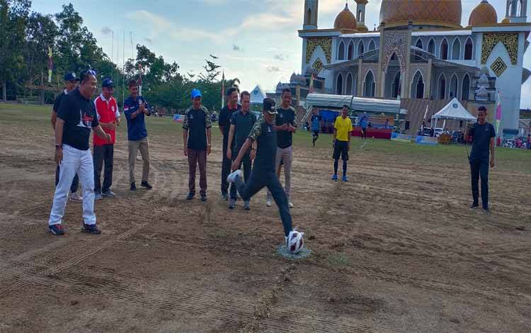 Wakil Bupati Sukamara, Ahmadi mendang pertama pembukaan turnamen sepak bola yang digelar Karang Taruna, Sabtu, 20 Agustus 2022. (FOTO:NORHASANAH)
