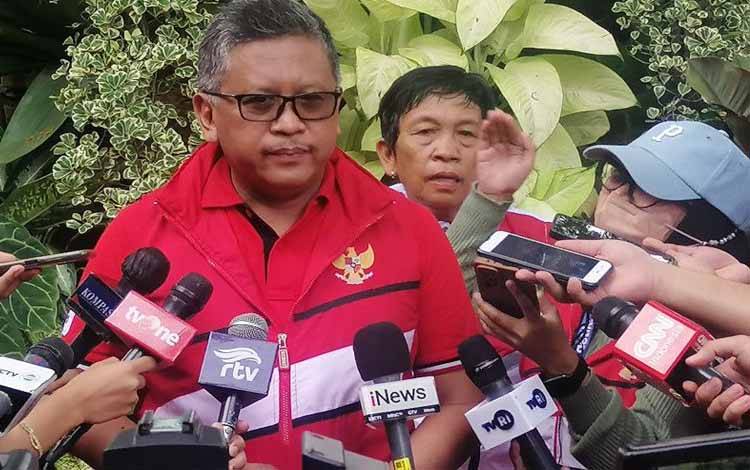 Sekjen DPP PDI Perjuangan Hasto Kristiyanto saat memberikan keterangan pers usai joging bersama media di Gelora Bung Karno (GBK) Senayan, Jakarta, Minggu (21/8/2022). (ANTARA/HO-PDIP)