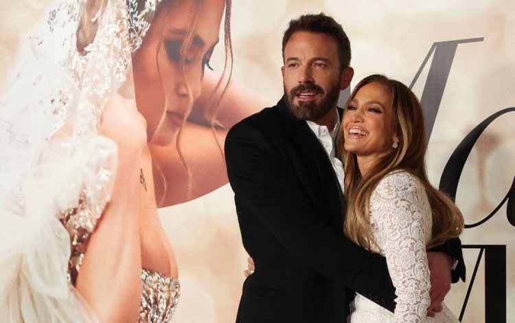Jennifer Lopez dan Ben Affleck saat menghadiri pemutaran khusus film "Marry Me" di Directors Guild of America di Los Angeles, California, AS, (08/02/2022). (REUTERS/Mario Anzuoni)