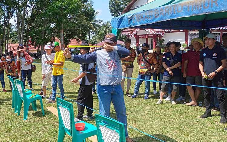 Lomba mangatek pada hari kedua Festival Budaya Nansarunai Jajaka Kabupaten Barito Timur, Minggu, 21 Agustus 2022. (FOTO: BOLE MALO)