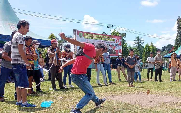 Lomba permainan rakyat bakahing pada Festival Budaya Nansarunai Jajaka, Minggu, 21 Agustus 2022. (FOTO: BOLE MALO)