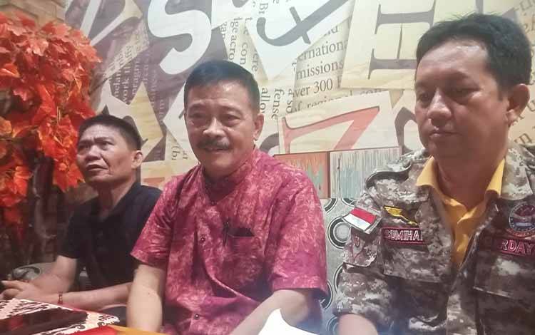 Ketua 2 Dewan Adat Dayak (DAD) Provinsi Kalteng Bidang Advokasi dan Hukum, Yansen Binti (tengah) memberikan keterangan pada Minggu, 21 Agustus 2022. (FOTO: PARLIN TAMBUNAN).
