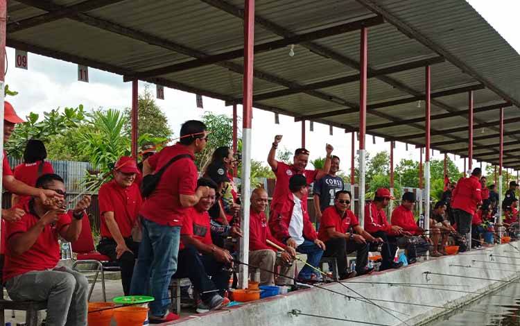 14 DPC PDIP Perjuangan mengikuti lomba mancing di kolam pemancingan Galatama Dohong di Jalan Soekarno Kota Palangka Raya, Minggu, 21 Agustus 2022. (FOTO: PARLIN TAMBUNAN).
