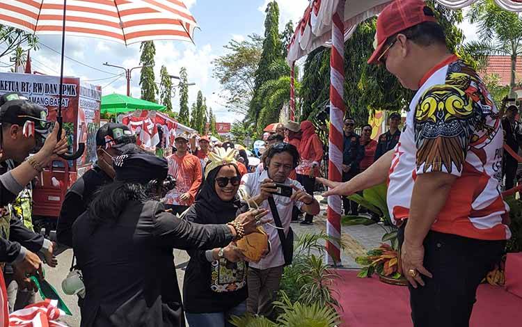 Ketua Forum RT Kelurahan Baamang Adi Wahyudi saat memparodikan aksi Gus Syamsudin di hadapan Bupati Kotim Halikinnor. (FOTO: HAMIM)