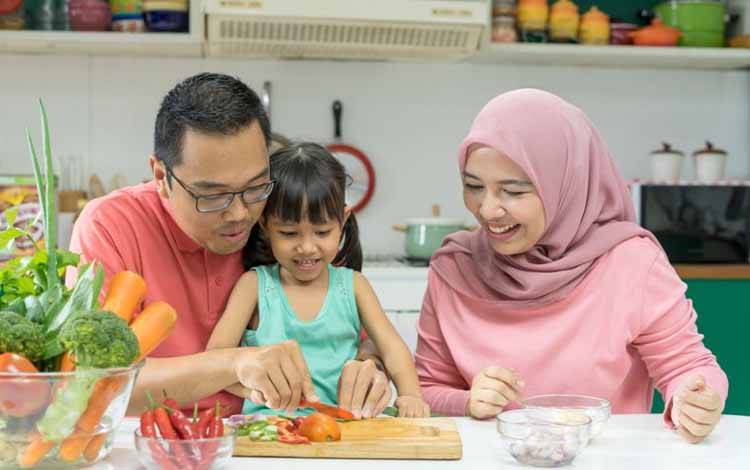 Ilustrasi menyiapkan sarapan bersama keluarga dengan gizi seimbang. (ANTARA/HO/Nestle Indonesia)