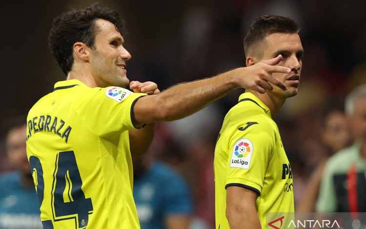 Selebrasi bek Villarreal Alfonso Pedraza (kiri) setelah timnya menang 2-0 atas Atletico Madrid dalam pertandingan Liga Spanyol di Stadion Wanda Metropolitano pada 21 Agustus 2022. ANTARA/AFP/THOMAS COEX