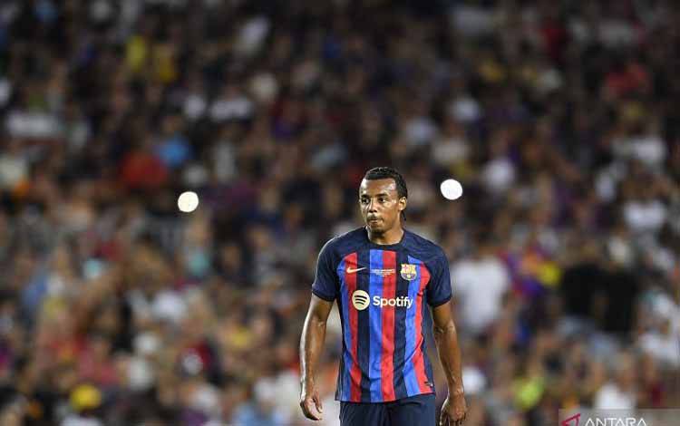 Bek anyar Barcelona Jules Kounde saat bermain dalam pertandingan Trofi Joan Gamper lawan Nacional Pumas di Spotify Camp Nou, Barcelona pada 8 Agustus 2022. ANTARA/AFP/PAU BARRENA