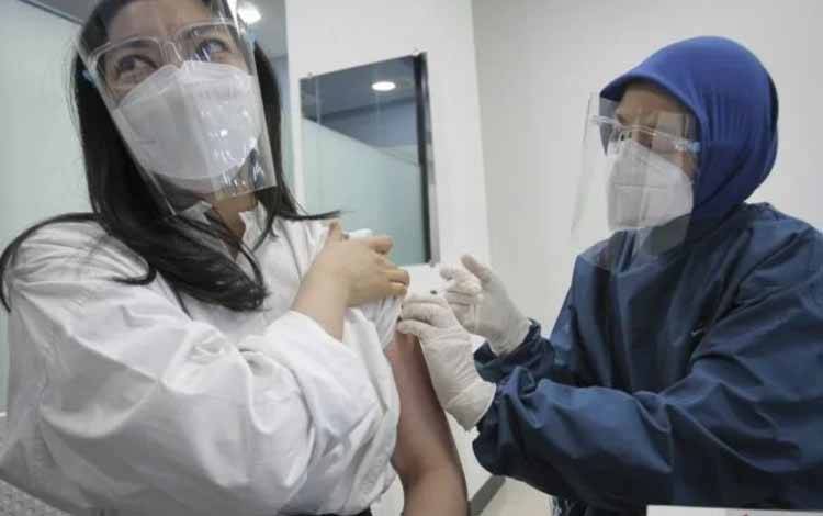 Tenaga kesehatan menyuntikkan vaksin COVID-19 kepada peserta Vaksinasi Gotong Royong Booster di klinik Kimia Farma, Radio Dalam, Jakarta. (ANTARA FOTO/Dhemas Reviyanto/rwa)