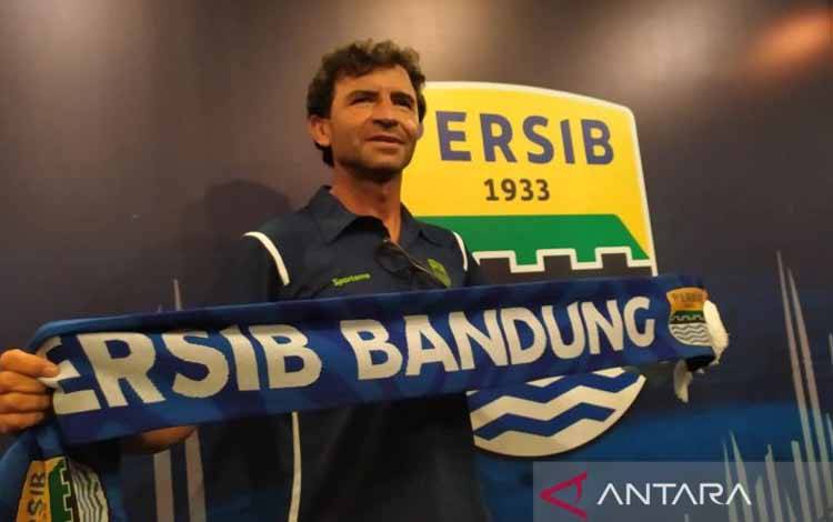Pelatih anyar Persib Bandung Luis Milla di Graha Persib, Kota Bandung, Jawa Barat, Senin (22/8/2022). (ANTARA/Bagus Ahmad Rizaldi)