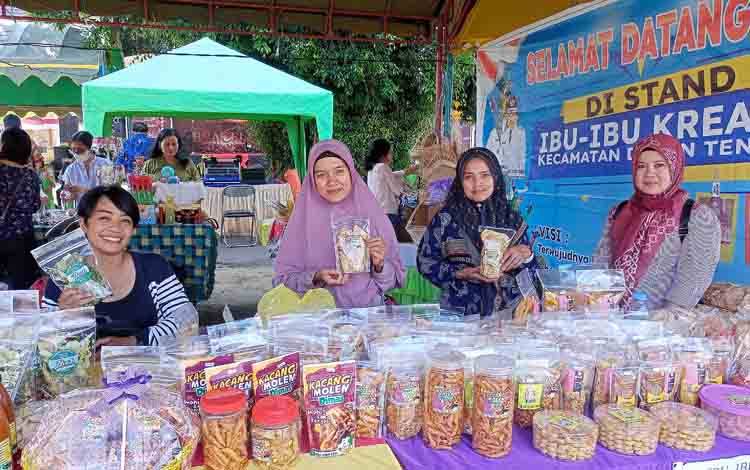 Komunitas Ibu-Ibu Kreatif Dusun Tengah menempati salah satu stan yang disiapkan oleh penyelenggara Festival Budaya Nansarunai Jajaka Kabupaten Barito Timur. (FOTO: BOLE MALO)