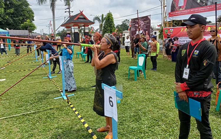 Luthiani H Sarabi (64) asal Buntok Kabupaten Barito Timur saat mengikuti lomba manyipet pada Festival Budaya Nansarunai Jajaka, Senin, 22 Agustus 2022. (FOTO: BOLE MALO)