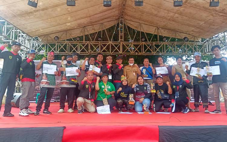 Penyerahan hadiah bagi pemenang lomba manyipet Festival Budaya Nansarunai Jajaka, Senin, 22 Agustus 2022. (FOTO: BOLE MAL0)