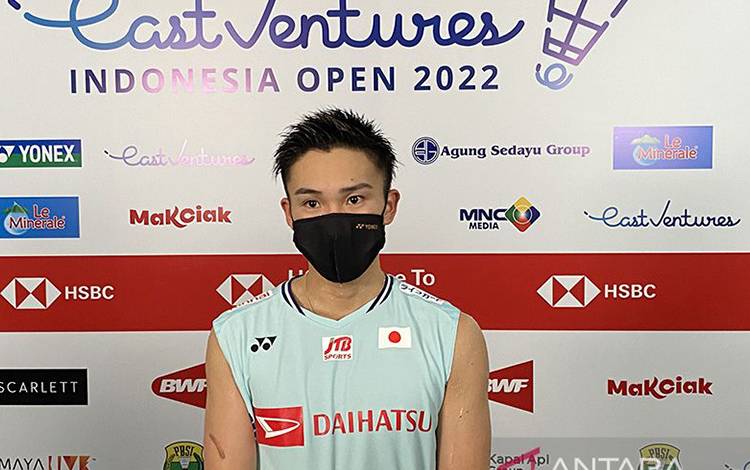 Arsip - Pebulu tangkis tunggal putra Jepang Kento Momota kalah pada babak pertama Indonesia Open 2022 setelah kalah dari wakil Denmark Rasmus Gemke di Istora Gelora Bung Karno, Jakarta, Rabu (15/6/2022). ANTARA/Shofi Ayudiana/aa.