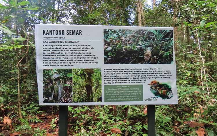 Papan nama berisi informasi mengenai satwa dan flora fauna di lokasi konservasi