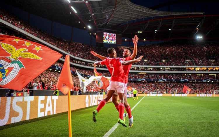Gelandang Benfica David Neres (kiri) melakukan selebrasi gol bersama Goncalo Ramos dalam pertandingan leg kedua playoff Liga Champions antara SL Benfica dan Dynamo Kiev di Stadion Luz, Lisbon, 23 Agustus 2022. (AFP/PATRICIA DE MELO MOREIRA)