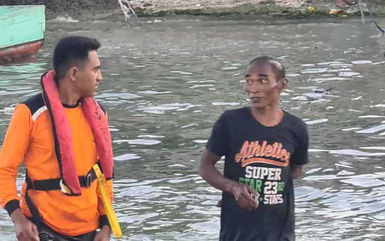 Anggota SAR berbincang dengan Maklon Nafu di perairan Pulau Kera dan Semau, Selasa (23/8/2022) ANTARA/HO-Basarnas Kupang
