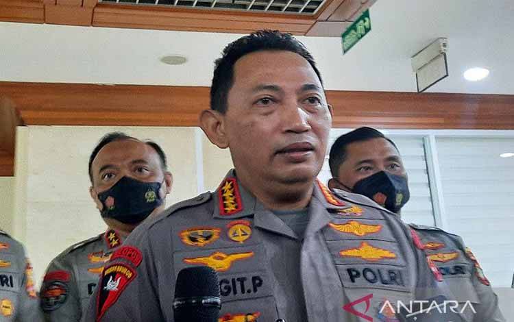 Kapolri Jenderal Listyo Sigit Prabowo memberikan keterangan pers di Gedung Nusantara II DPR RI, Jakarta, Rabu (8/6/2022). ANTARA/Laily Rahmawaty/aa.