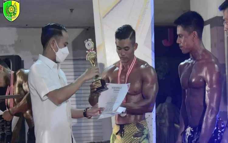 Wali Kota Palangka Raya Fairid Naparin menyerahkan hadiah kepada pemenang Walikota Cup Body Muscle. (FOTO: HUMAS PEMKO)