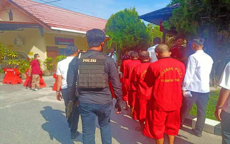 Polisi menggiring para pelaku perjudian, Rabu 24 Agustus 2022. (FOTO : PARLIN TAMBUNAN)