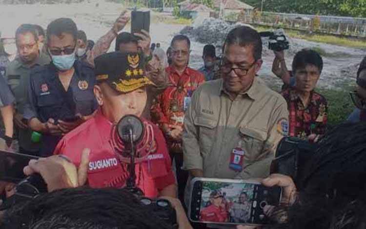 Gubernur Kalteng Sugianto Sabran saat kunjungannya ke lahan yang dilakukan pembangunan perumahan oleh PT. Korindo pada awal Juni 2022