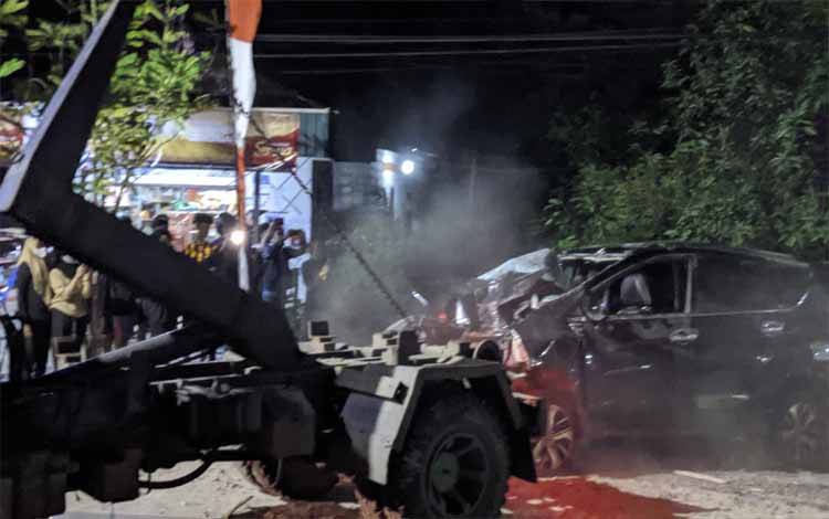 Mobil yang mengalami kecelakaan tunggal di Jalan Jendral Sudirman Km 1,2, saat di evakuasi dari dalam parit, Selasa 23 Agustus 2022 malam