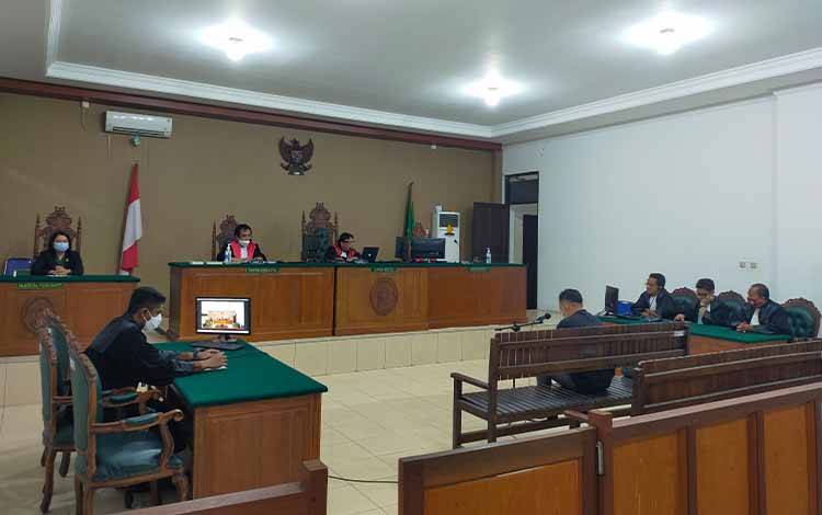 H Asang Triasha saat menjalani sidang putusan di Pengadilan Tipikor Palangka Raya, Rabu, 24 Agustus 2022.