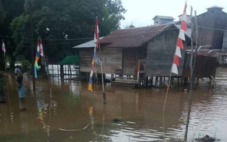 Banjir mulai genangi pemukiman warga di Kelurahan Pangkut, Kecamatan Arut Utara, Kamis, 25 Agustus 2022. (FOTO : IST)