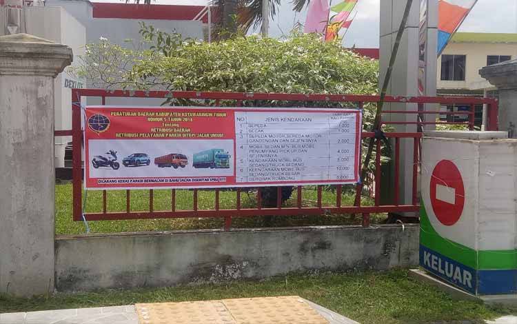 Spanduk tarif retribusi parkir yang ditempel pihak Dishub di SPBU Jalan MT Haryono. (FOTO : NISA)