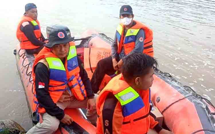 Badan Penanggulangan Bencana Daerah (BPBD) Barito Utara bersama tim gabungan TNI/Polri mencari korban tenggelam di perairan DAS Barito di wilayah peariran Desa Buntok Baru, Kecamatan Teweh Selatan, Kamis 25 Agustus 2022. (foto: Dhani)