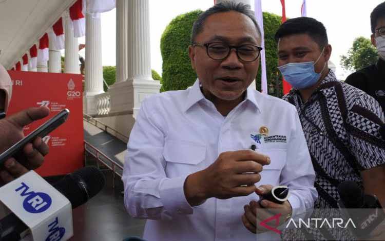 Menteri Perdagangan Zulkifli Hasan melayani wawancara media di lingkungan Istana Kepresidenan Jakarta, Kamis (25/8/2022). ANTARA/Indra Arief Pribadi.
