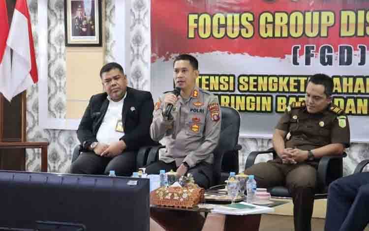 Kapolres Kobar AKBP Bayu Wicaksono menyampaikan sambutan dalam kegiatan FGD penangan masalah sengketa lahan. (FOTO : POLRES KOBAR)