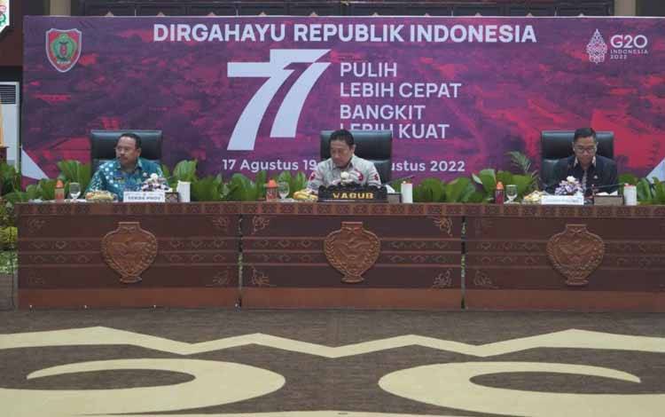 Wakil Gubernur Kalimantan Tengah, Edy Pratowo saat menyampaikan arahannya pada Rapat TPID Pemprov Kalteng di Aula Jayang Tingang, Kantor Gubernur Kalteng, Kamis 25 Agustus 2022. (FOTO: MMC KALTENG/AGUNG)