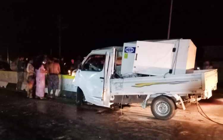 Mobil pikap muatan Mesin Ginset menabrak pembatas jalan di Jalan Tjilik Riwut Km 10 Palangka Raya. Sopir meninggal setelah mendapat perawatan medis, Kamis, 25 Agustus 2022 (FOTO: PARLIN TAMBUNAN).