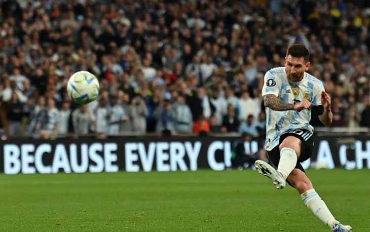 Striker timnas Argentina Lionel Messi mengambil tendangan bebas dalam laga persahabatan 'Finalissima' antara Italia dan Argentina di Stadion Wembley di London pada 1 Juni 2022. (AFP/GLYN KIRK)