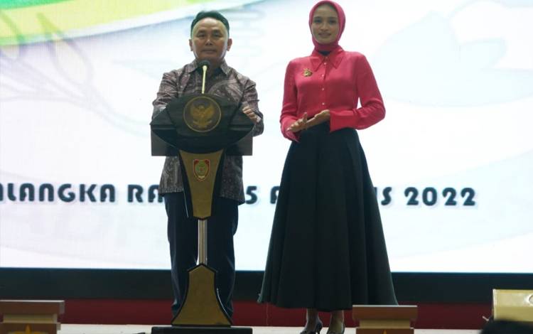 Gubernur Kalimantan Tengah, Sugianto Sabran bersama istri, Ivo Sugianto Sabran di Aula Jayang Tingang (FOTO: MMC KALTENG)