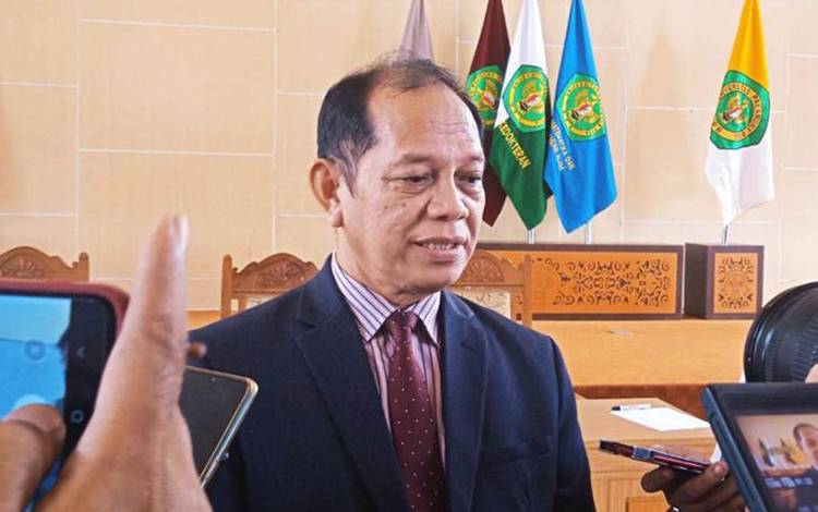 Rektor Universitas Palangka Raya periode 2022-2026 Prof Dr Ir Salampak MS saat diwawancarai usai pemilihan putaran ke dua di Ballrom PPIIG UPR, Jumat (26/8/2022). ANTARA/HO.