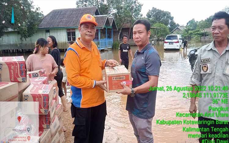 Tim BPBD Kobar serahkan bantuan logistik untuk korban banjir di Kelurahan Pangkut, Kecamatan Arut Utara. ( FOTO: BPBD Kobar)